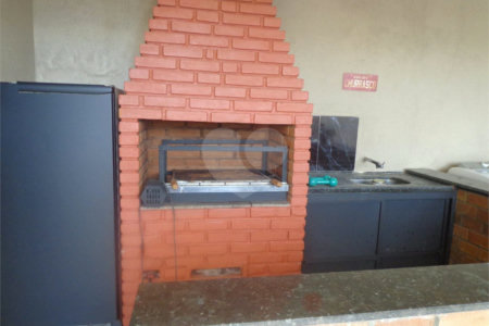 Casa Térrea com 3 dormitórios, sendo 1 suíte.