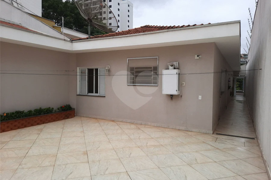 casa térrea na Vila Romana, 07 vagas de garagem, 4 quartos,, sendo 1 suíte amplo quintal.