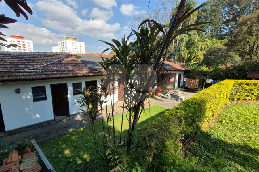 Casa com Piscina, Sauna e Edícula em Rua Arborizada no Tremembé