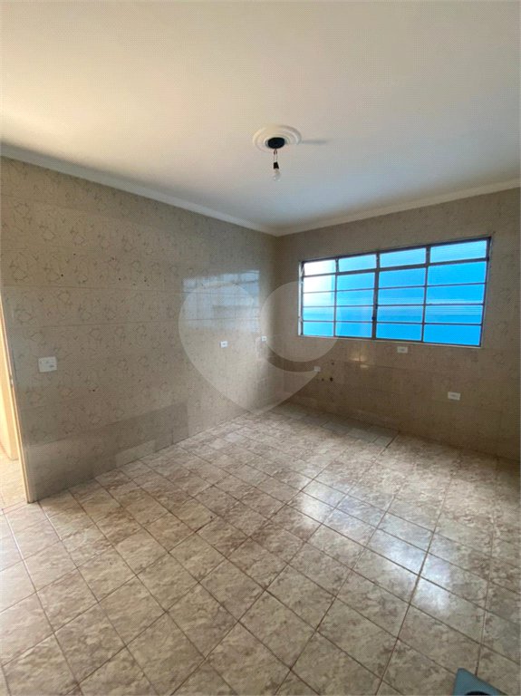 Casa Térrea com 3 dormitórios, sendo 2 suítes.