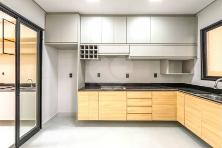 Indaiatuba - Jardim Bom sucesso - Área total: 150m² - Área construída: 115m² - 3 dormitórios sendo 1 suíte com armário planejado;Sala para dois ambientes; Banheiros com box gabinetes e espelhos; Área gourmet com churrasqueira a carvão e móveis planejados; Lavanderia coberta; Ar condicionado na sala