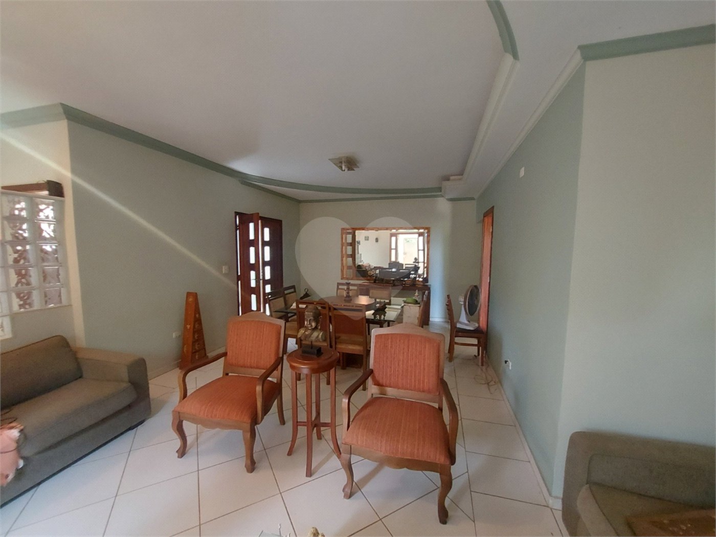Casa térrea com piscina no Residencial Samambaia.