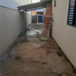 Casa térrea com 2 dormitórios.