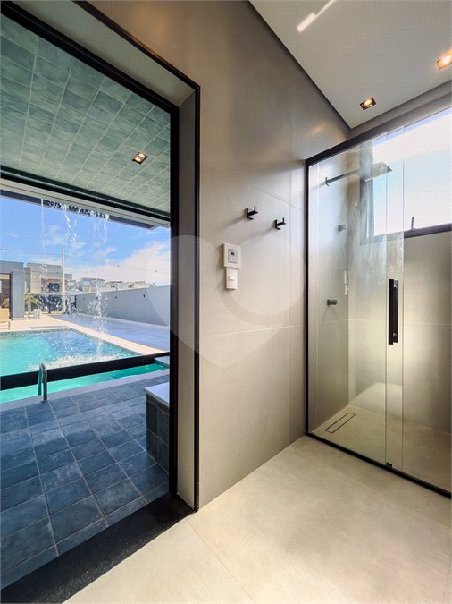 Indaiatuba - Quintas da Terracota - 1252 m² de terreno - casa térrea com 514 m² de área construída -3 vagas de garagem cobertas e 3 descobertas Lavabo - Sala de estar e jantar amplas e integradas - Escritório privativo - Cozinha toda equipada com geladeira, forno, micro-ondas, lava-louças,