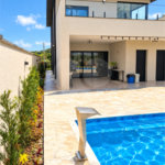 Linda casa em condomínio fechado, unindo conforto, lazer e segurança para você e sua família!