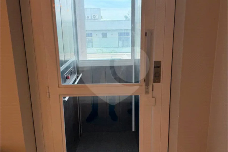 Casa de alto padrão em condomínio exclusivo com 4 suítes