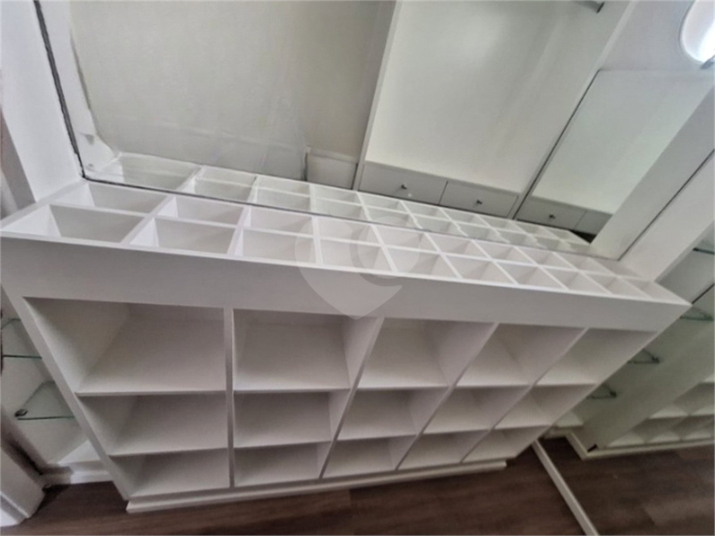 Apartamento para locação com 2 dormitórios, sendo 1 suíte com 02 vagas, totalmente climatizado nos 3 ambientes