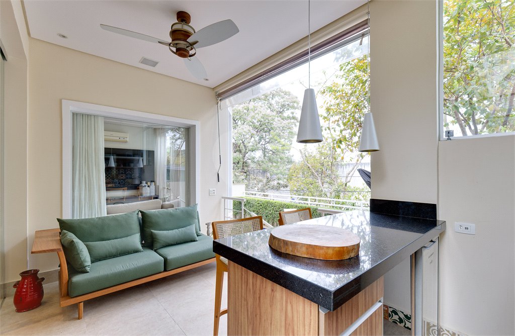 Casa à venda com 4 quartos, sendo 2 suítes, no condomínio Bristol Village, São Paulo - SP