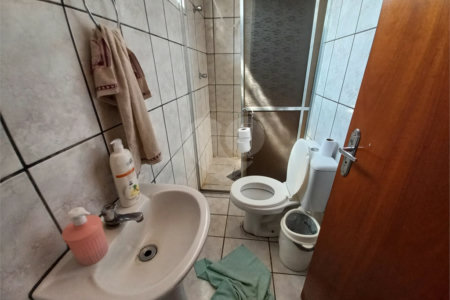 Sobrado à venda com excelente distribuição de espaços