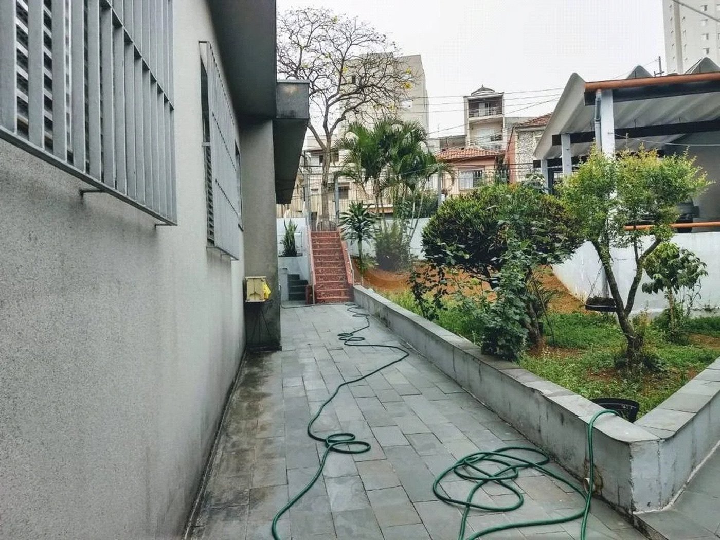 CASA TÉRREA À VENDA NA MOOCA - COM PORTEIRA FECHADA.