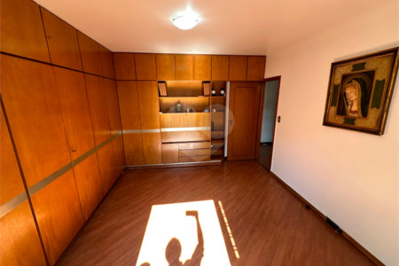 Casa à Venda no Bosque da Saúde com 271m², 3 Dormitórios, 1 Suíte e 4 Vagas