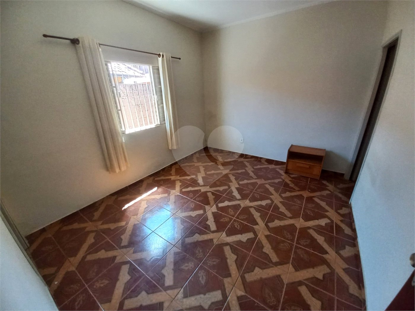 Casa térrea com 3 dormitórios, sendo 1 suíte.