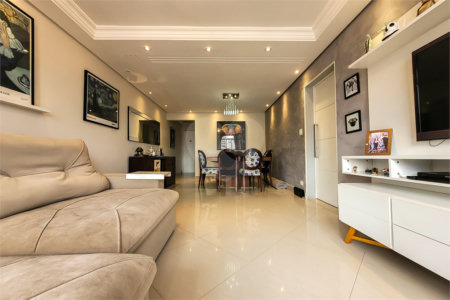 Apartamento de 143m² com 3 dormitórios e 2 vagas de garagem.