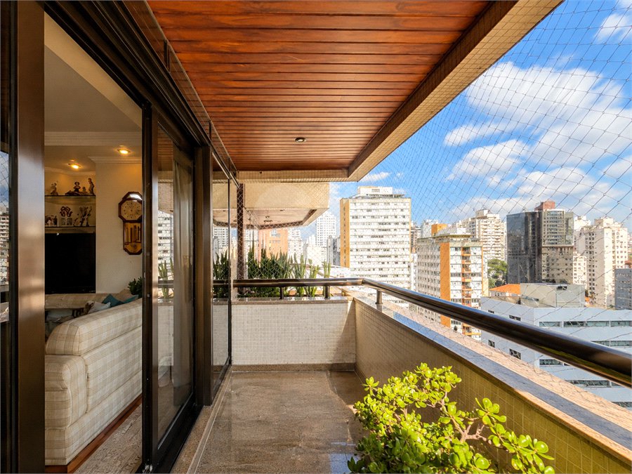 Apartamento de 184 m² em andar alto com 4 dormitórios e 3 vagas em Perdizes