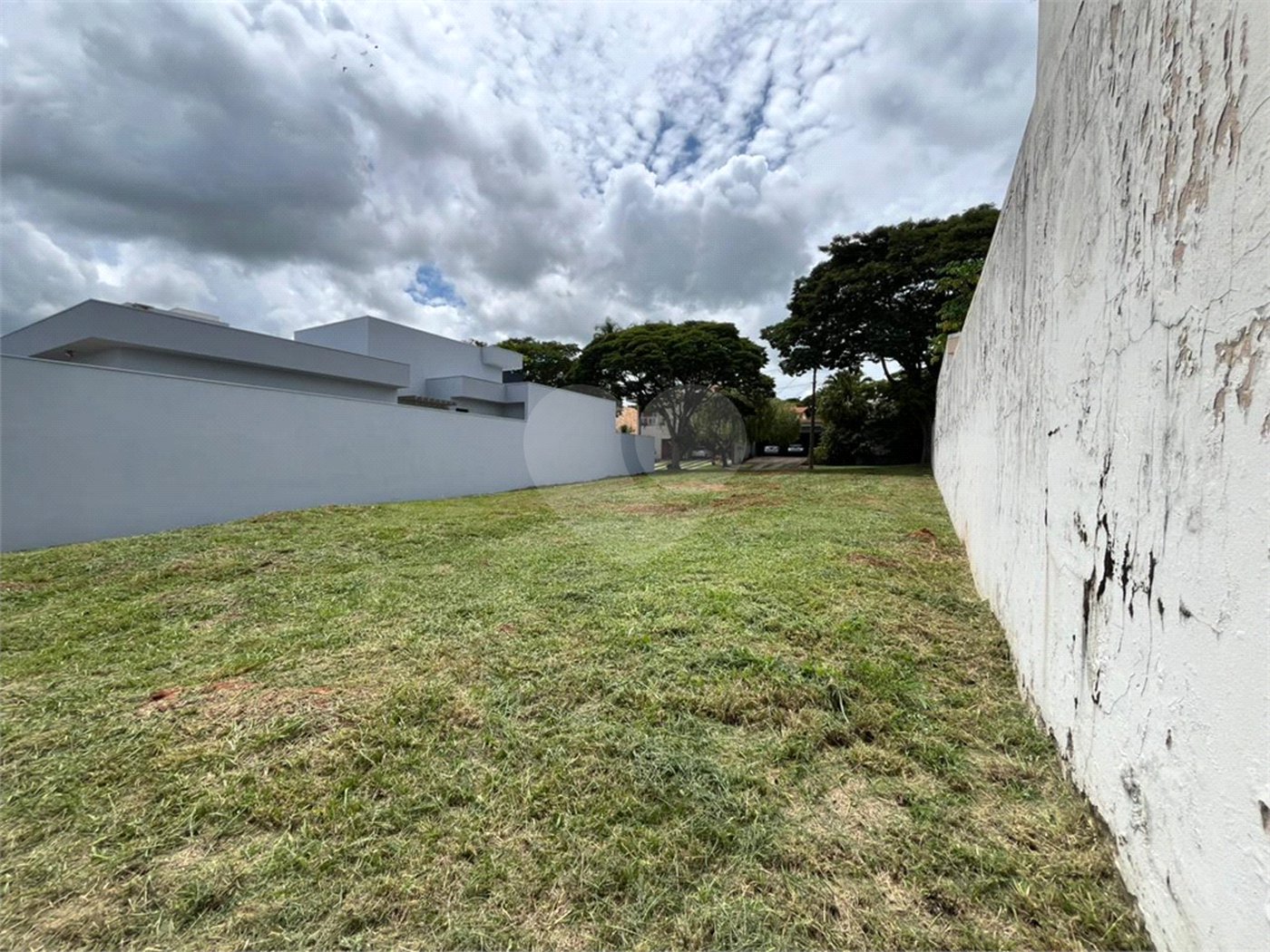 Terreno em condomínio fechado com 512 metros