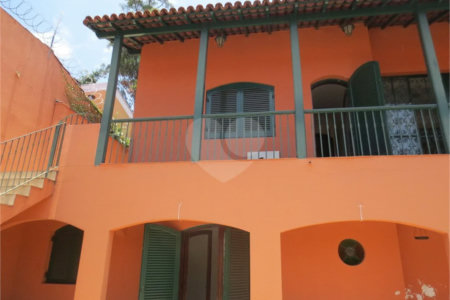Casa no Pacaembu com ótima distribuição e amplo quintal em terreno em declive