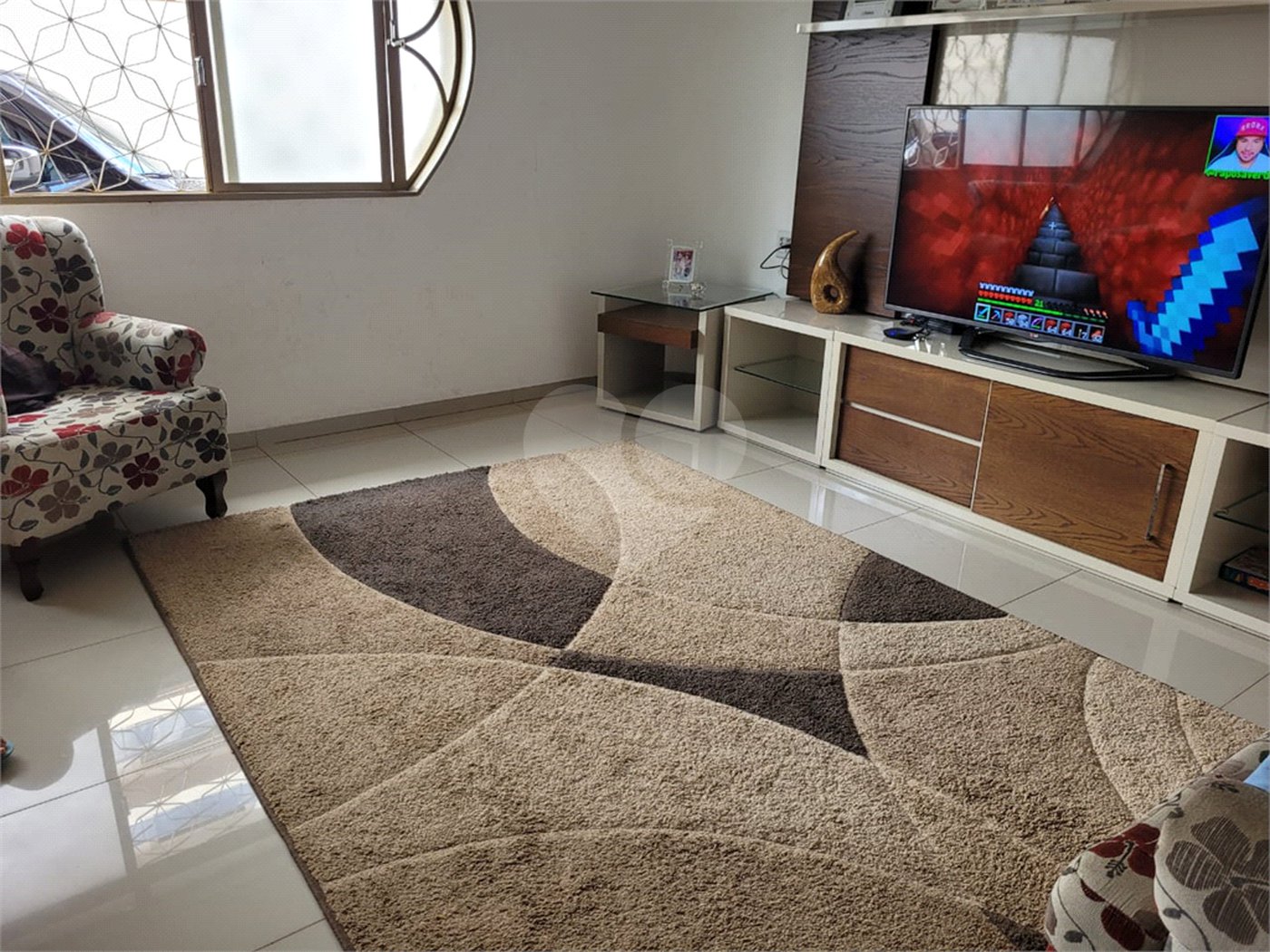 Casa térrea com 2 dormitórios, sendo 1 suíte.