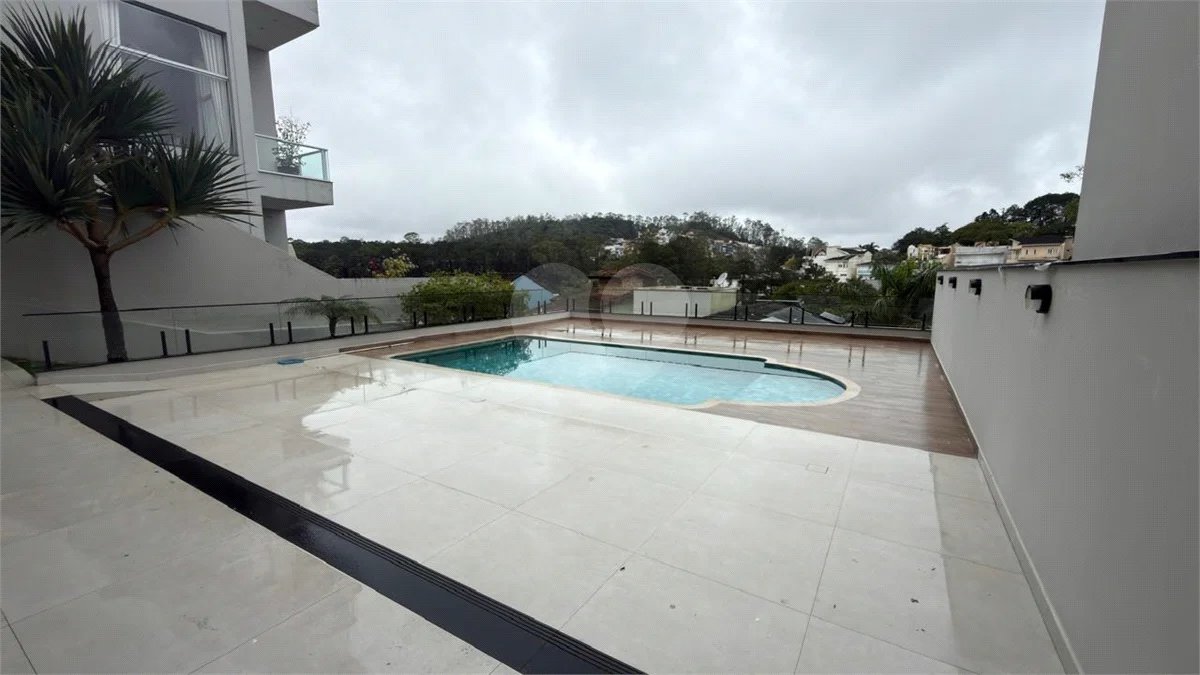 Sobrado de alto padrão no Swiss Park, totalmente reformado, com 4 suítes, piscina, elevador, espaço gourmet, 4 vagas e condomínio com lazer completo.