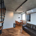 Apartamento totalmente decorado em Moema com 70 m2 , 2 quartos, 2 suítes e 2 vagas, ambientes com ar condicionado.