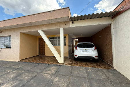 Casa térrea com piscina e 3 quartos.
