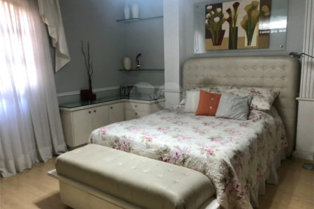 Sobrado com 363m² à venda no Alto da Moóca - 3 suítes e 6 vagas.