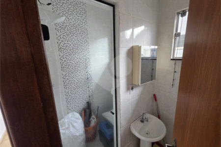 Casa térrea à venda no Douradinho com 2 quartos e edícula com mais dois quartos e 2 banheiros.