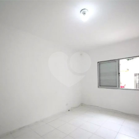 Casa à venda no Campo Belo de 200 metros quadrados, com 3 casas no terreno.
