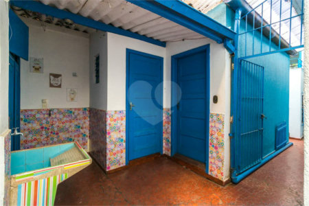 Casa à venda em Moema de 280m² com 4 dormitórios, sendo 1 suíte e 2 vagas de garagem.