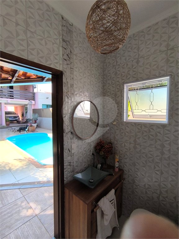 Casa à Venda no Santa Marta com 3 Suítes e Piscina