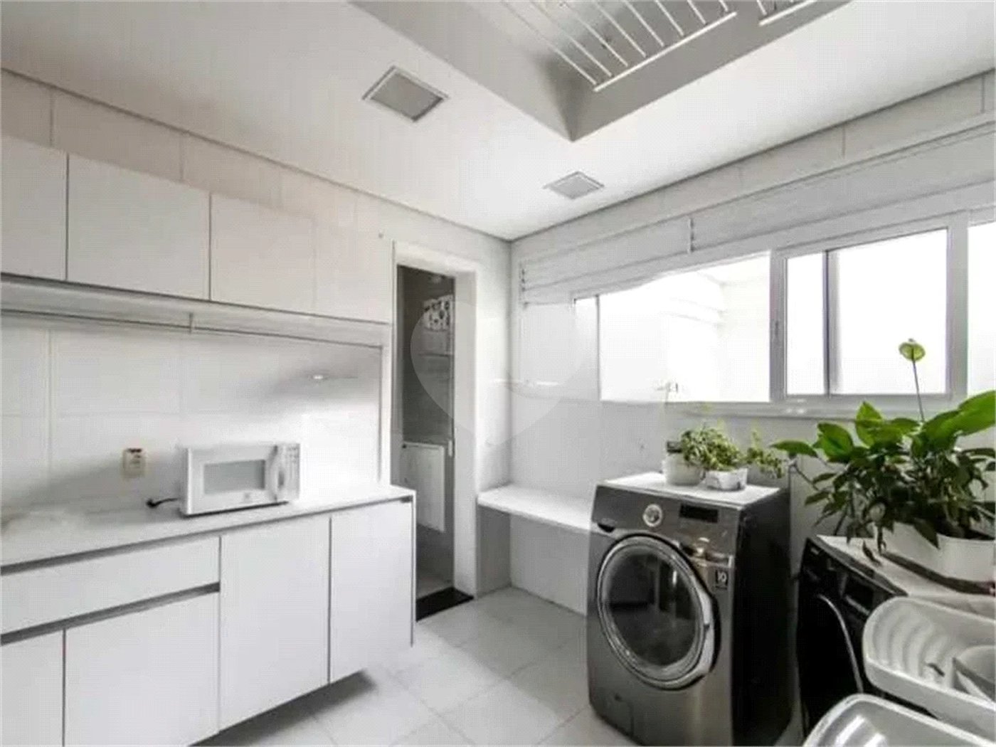 Apartamento de 306m² na melhor região de Moema, 3 suítes, 5 vagas, varanda gourmet, depósito, fora de rota
