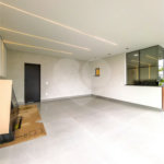 Casa Térrea – Condomínio Maria Cândida - 300 m² de terreno - 212 m² de área construída - 4 vagas de garagem, sendo 2 cobertas - Sala de jantar e estar integradas, com pé-direito duplo e cortina - 3 suítes com ar-condicionado, sendo 1 master com closet – planejado – Roupeiro – Escritório - Cozinha