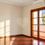 Casa à venda com 6 dormitórios, 3 suítes, piscina, área gourmet, hidromassagem, lareira, varanda e 6 vagas de garagem. Conforto e lazer para toda a família!