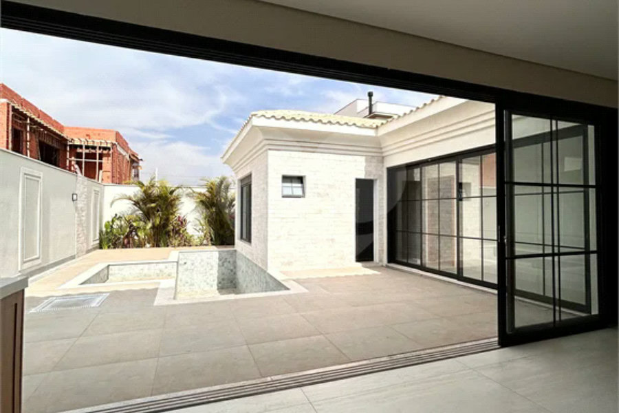 Casa térrea em estilo neoclássico com 3 suítes, no Condomínio Damha 2, na cidade de Piracicaba - SP.