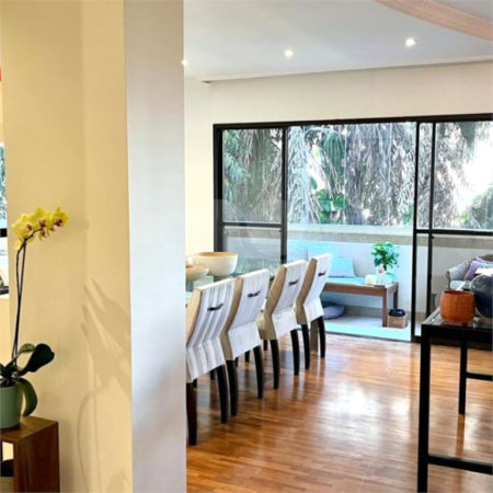 Apartamento na Vila Mariana de 200m2 com 4 dorms, 5 banheiros, 3 suítes, 4 vagas. Estuda permuta.
