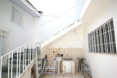 Casa à venda no Campo Belo de 200 metros quadrados, com 3 casas no terreno.
