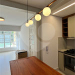 Apartamento com 69 metros todo reformado ao lado da Alameda Lucas em Atibaia.