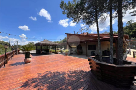 Chácara com excelente infraestrutura, contendo casa com 8 dormitórios, 900 m² de área construída, área total de 3000m², piscina adulto e infantil, churrasqueira, quadra gramada de futebol - Rio Acima - Atibaia/SP 900 m² Área construída 3.000 m² Área do terreno