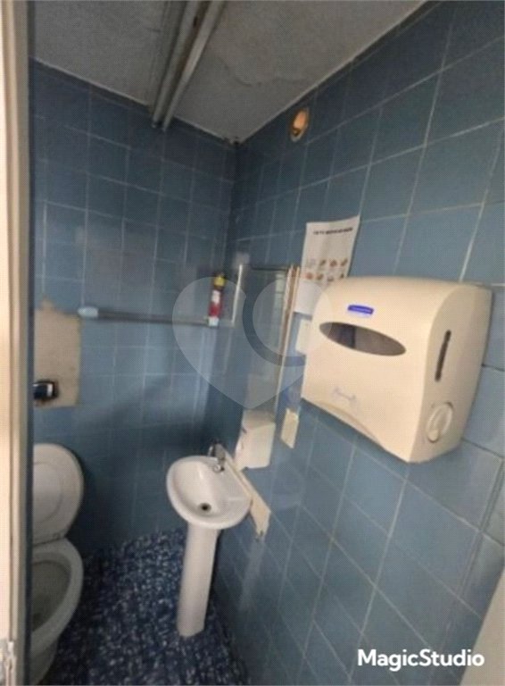 Prédio Comercial com 300m² , 3 pavimentos , refeitório , 2 banheiros , à venda no Brás.