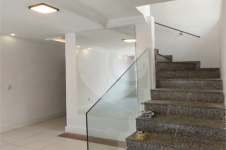 Casa Sobrado à venda de 4 dormitórios sendo 1 suíte e 2 vagas na Saúde