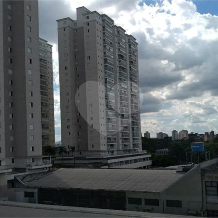 Apartamento com três dormitórios no Bom Retiro.