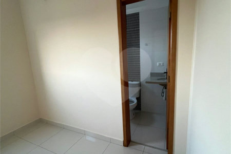 Apartamento no Condomínio Residencial Clarice.