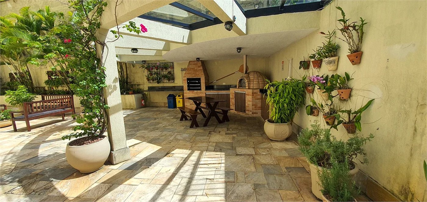 Apartamento luxuoso com 130m2, 3 suítes, 4 vagas.