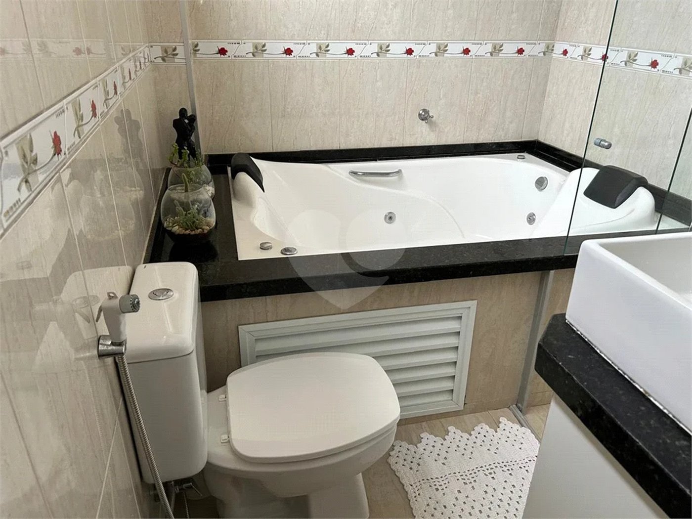 Apartamento amplo com 02 dormitórios, 01 suíte