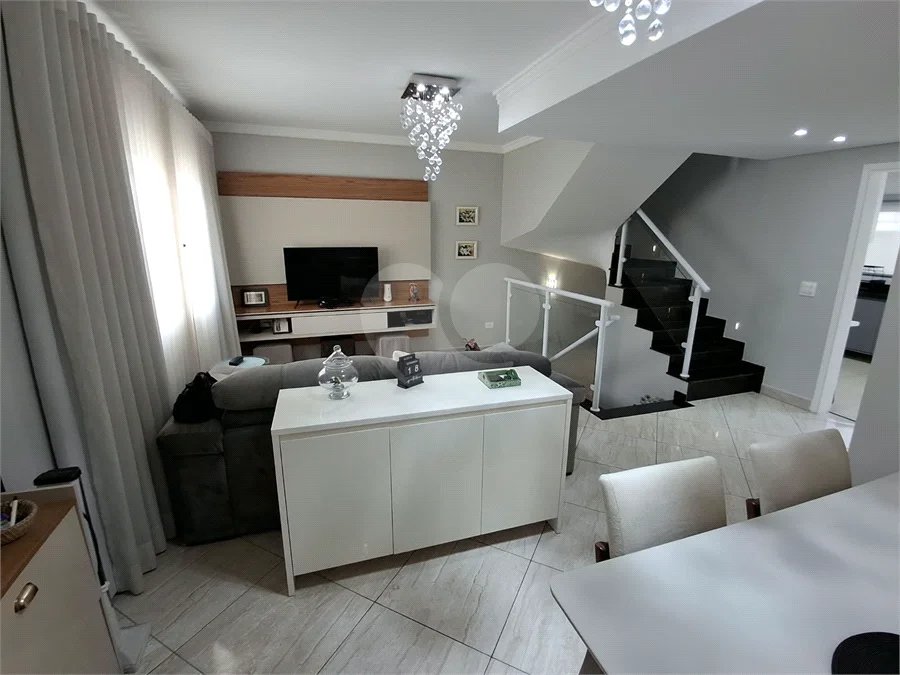 Casa à venda com 3 quartos, sendo 1 suíte, no condomínio Vila Arnoni, São Paulo - SP