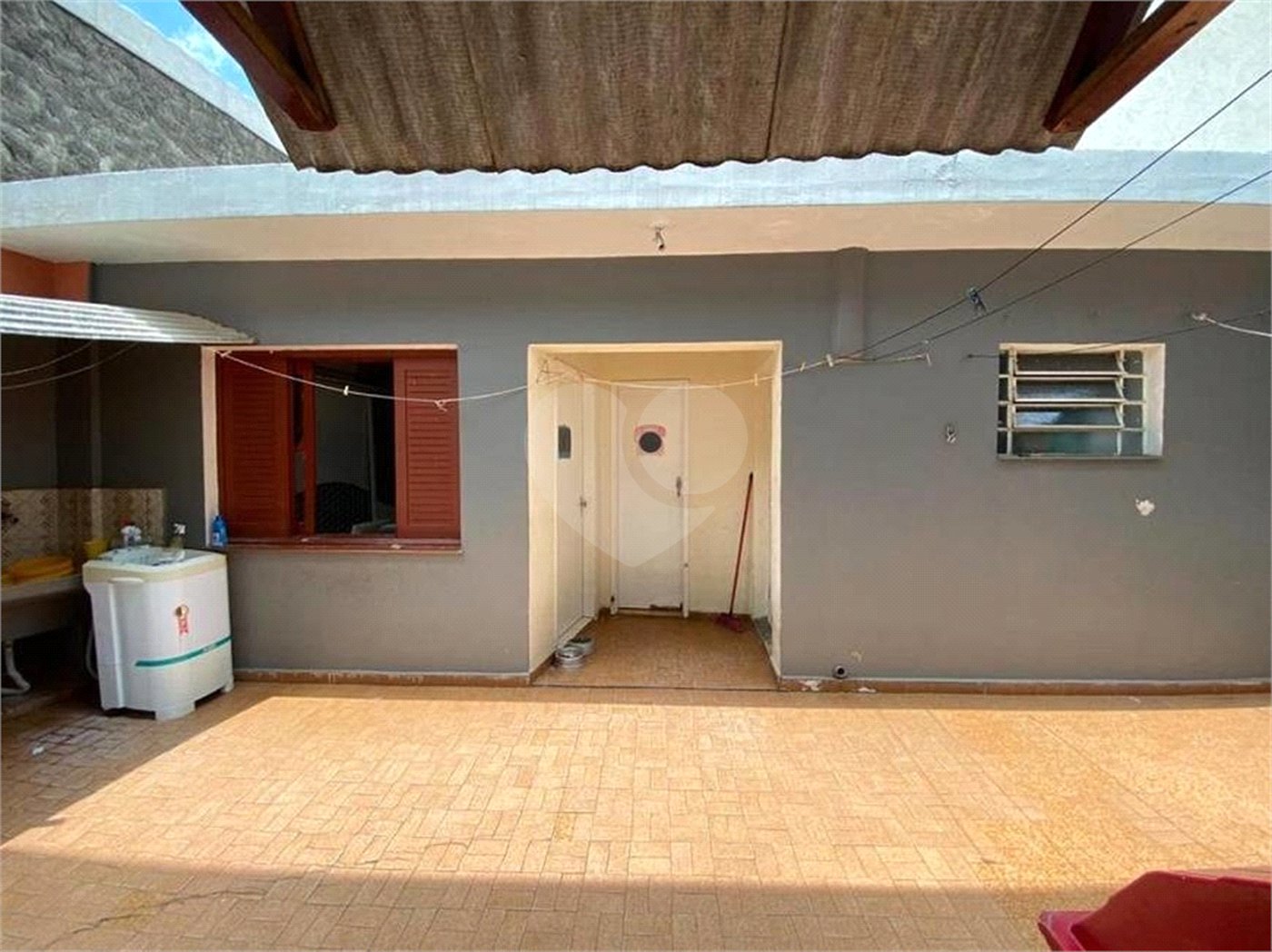 Casa com 202m² , 4 dormitórios , sendo 1 suíte , 3 vagas de garagem.