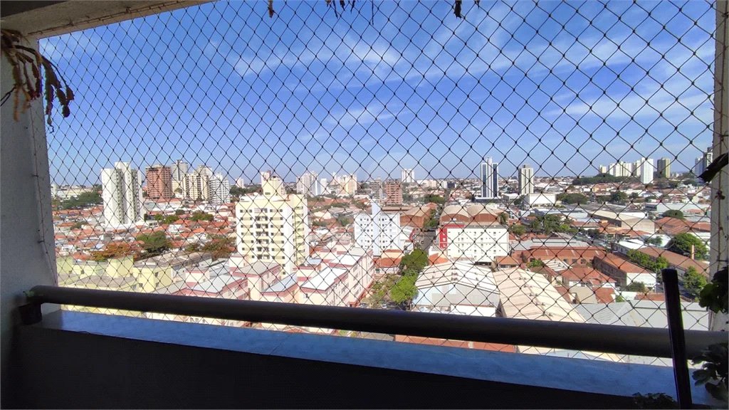 Vende-se apartamento de dois dormitórios no Edifício Marseille, no Centro de Piracicaba;