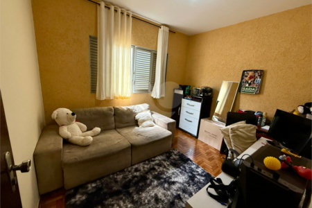 Casa térrea com piscina e 3 quartos.