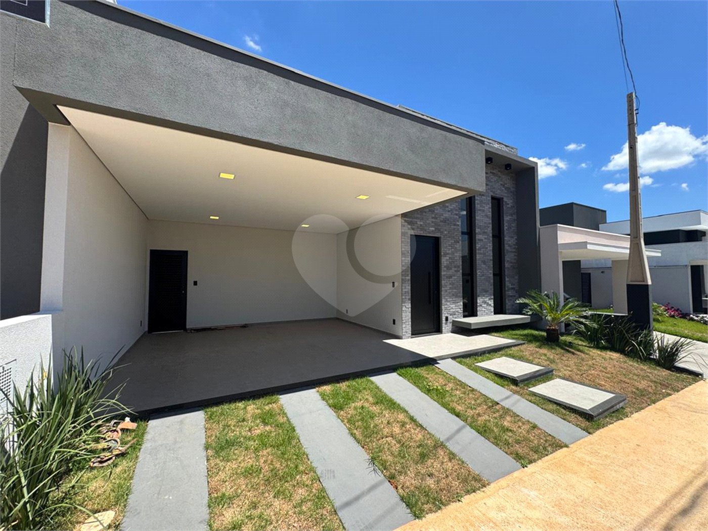 Linda casa a venda no condomínio Villeneuve