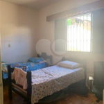 Casa térrea com 3 dormitórios, sendo 1 suíte .