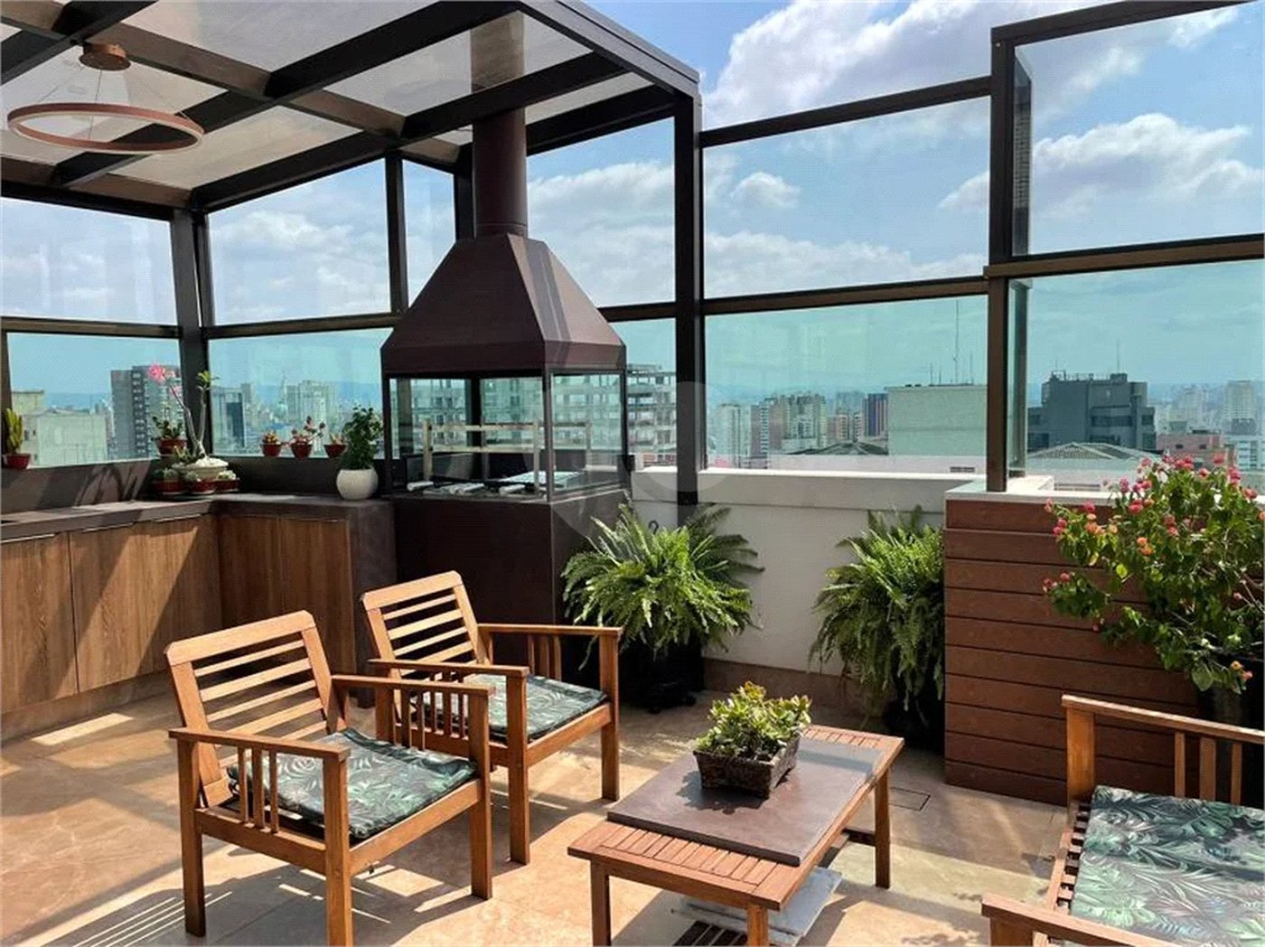 Cobertura à venda na Aclimação de 300m² com 2 vagas.